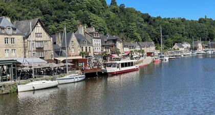 50 mĂštres du quai â perle rare au cĆur du port de Dinan- parking