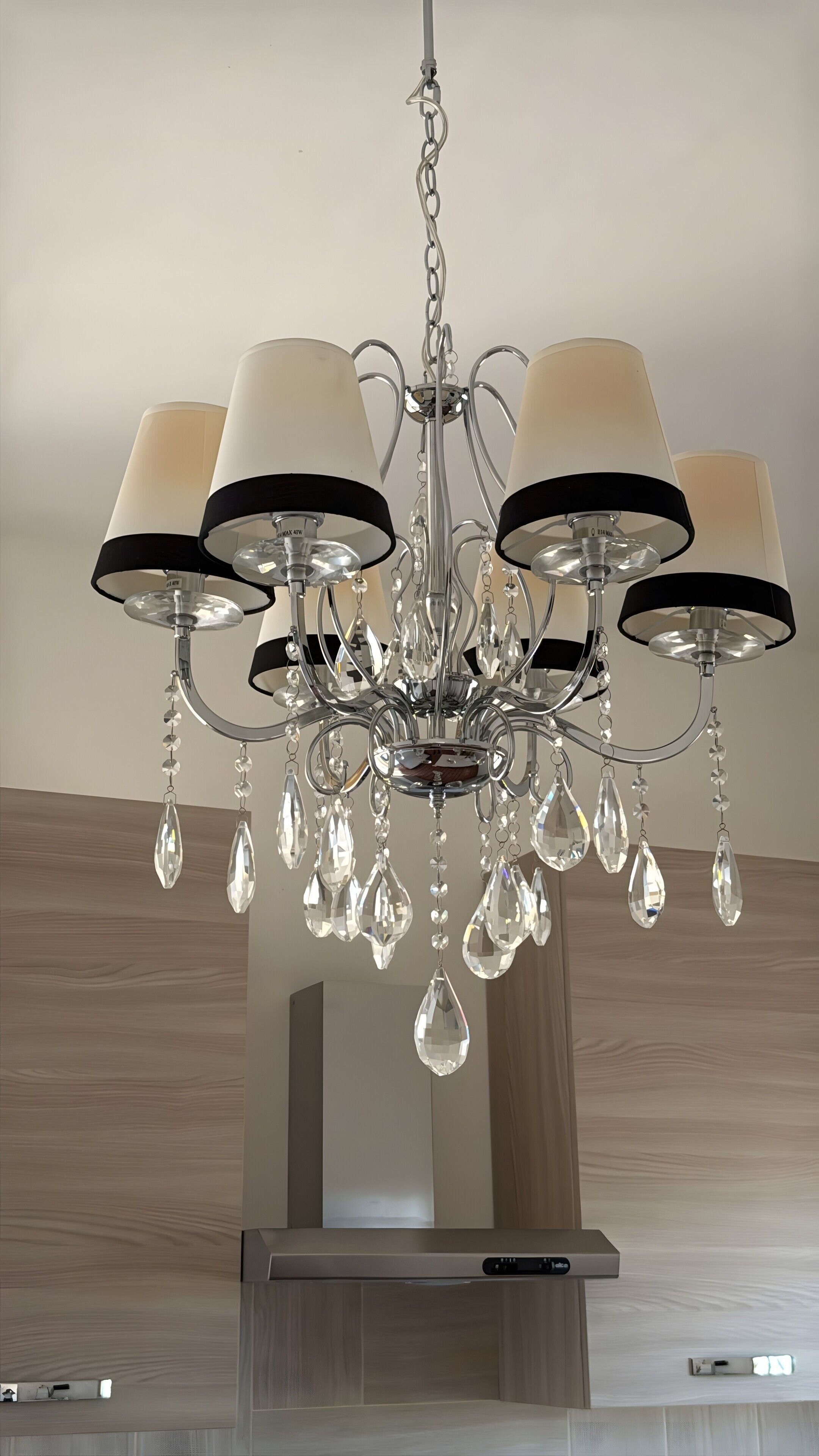 Un candelabro con múltiples brazos y cristales con forma de lágrima.
