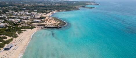 Una spiaggia nelle vicinanze