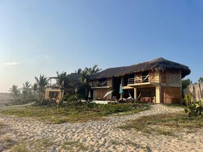 Exterior - Las Rocas: beach front room with infinity pool and spectacular views (Agua Blanca, Tonameca)