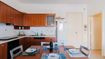 Fridge, cookware/dishes/utensils