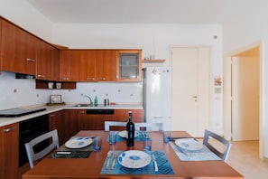 Fridge, cookware/dishes/utensils
