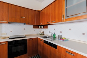 Fridge, cookware/dishes/utensils