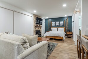 Escritorio, tabla de planchar con plancha, cuna de viaje y wifi gratis 