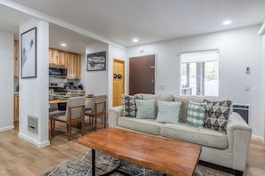 Smart TV, fireplace - Walk to Village - Views, Pool & Spa Condo 629 (Mammoth Lakes)