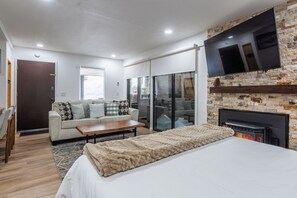 Desk, iron/ironing board, free WiFi, bed sheets - Walk to Village - Views, Pool & Spa Condo 629 (Mammoth Lakes)