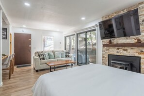 Smart TV, fireplace