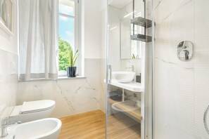 Douche, sèche-cheveux, bidet, serviettes fournies