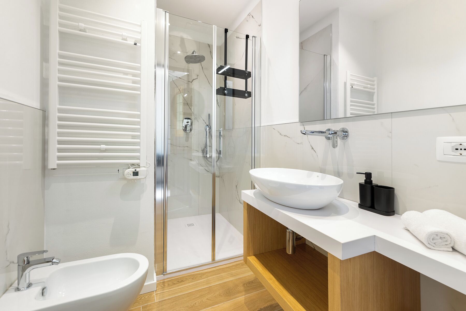 Douche, sèche-cheveux, bidet, serviettes fournies