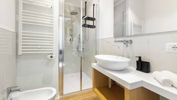 Douche, sèche-cheveux, bidet, serviettes fournies