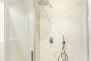 Dusche, Haartrockner, Bidet, Handtücher