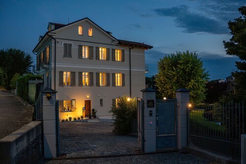 Alba Palace Luxury Apartments - Yellow