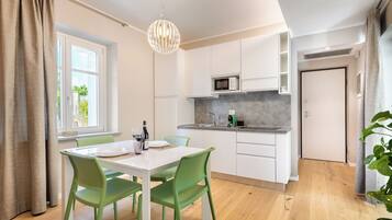 Frigorifero, microonde, piano cottura, macchina per tè/caffè