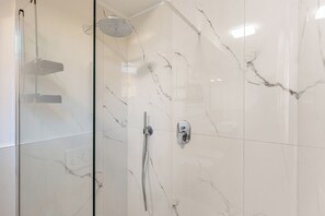 Regadera, secadora de cabello, bidet, toallas 