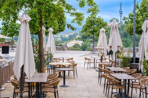 Outdoor dining - Apartment 'Le Grimaldi' with Sea View, Wi-Fi and Air Conditioning (Cagnes-sur-Mer)