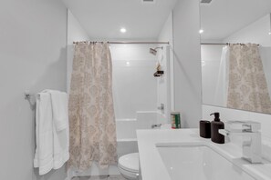 مجففات شعر، مناشف، صابون، ورق حمّام