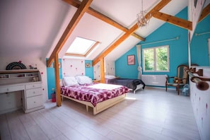4 habitaciones, tabla de planchar con plancha, wifi y ropa de cama 