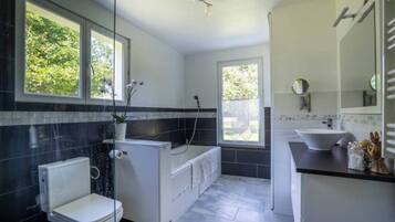 Dusche, Haartrockner, Toilettenpapier