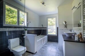 Ducha, secador de pelo y papel higiénico