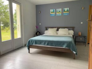 4 bedrooms, iron/ironing board, WiFi, bed sheets