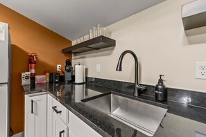 Microondas, horno, placa de cocina