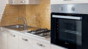 Fridge, oven, stovetop, cookware/dishes/utensils
