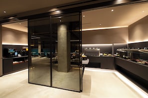 Se ofrece un desayuno bufé (25 EUR por persona)