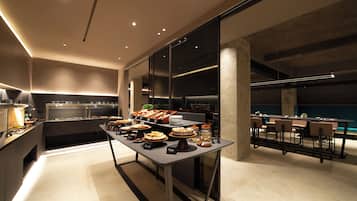 Tägliches Frühstücksbuffet (25 EUR pro Person)