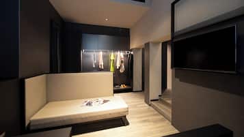 Tallelokero huoneessa, työpöytä, pimennysverhot, äänieristys