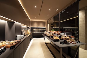 Desayuno buffet diario (EUR 25 por persona)