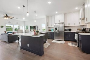 Frigorífico, microondas, horno y placa de cocina