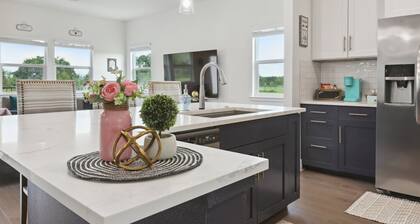 Modern Farmhouse in McDade on 3 acres with Backyard Firepit and Fooseball Table!