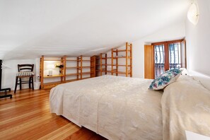 Tabla de planchar con plancha, wifi gratis y ropa de cama 