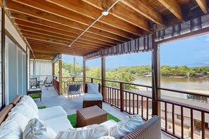 Property grounds - Bright lakeview condo w/large covered deck, bunk room & close to all the fun (Osage Beach)