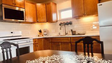 Frigorífic, microones, forn i placa de cuina