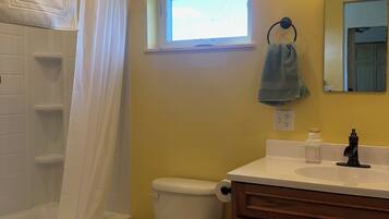 Toallas, jabón, shampoo, papel de baño