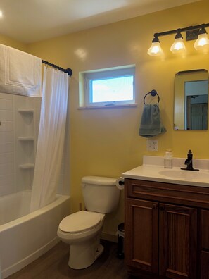 Toallas, jabón, shampoo, papel de baño