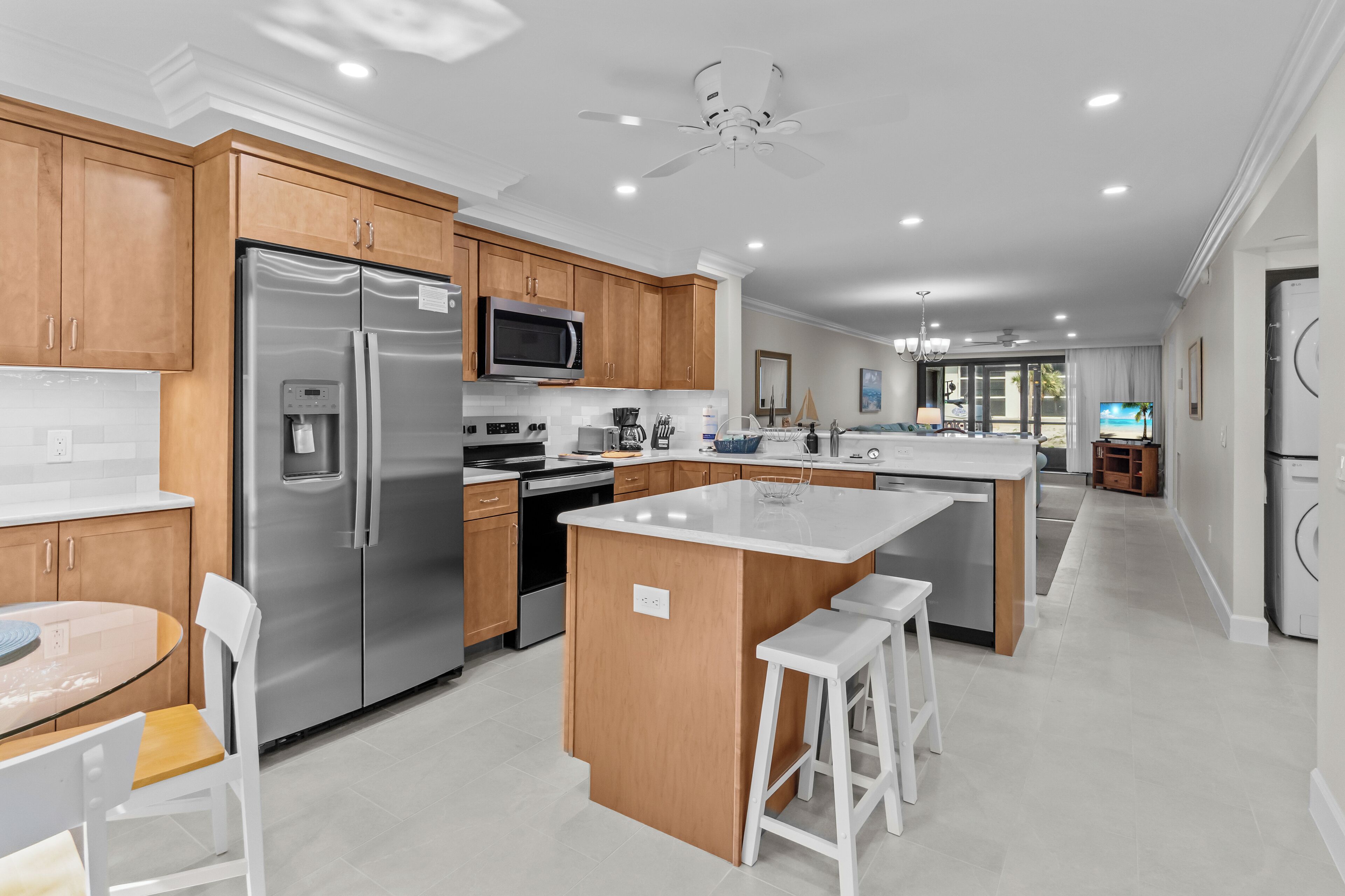 冷蔵庫、電子レンジ、オーブン、コンロ