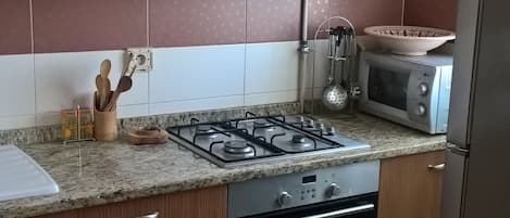 Een koelkast, een microgolfoven, een oven, een broodrooster