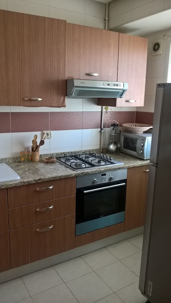 Refrigerador, microondas, horno, tostadora
