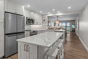 Kylskåp, mikrovågsugn, ugn och spishäll