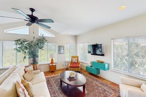 TV - Gorgeous coastal home with plenty of space, shared pool and easy beach access (St. George Island)