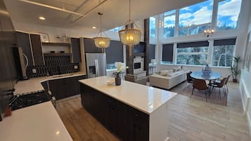 Deluxe-Apartment, Bergblick | Eigene Küche