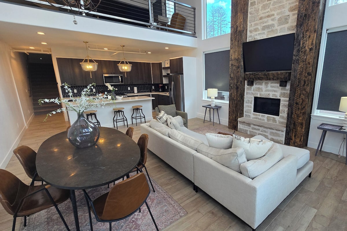 Deluxe Condo, Mountain View | Living area