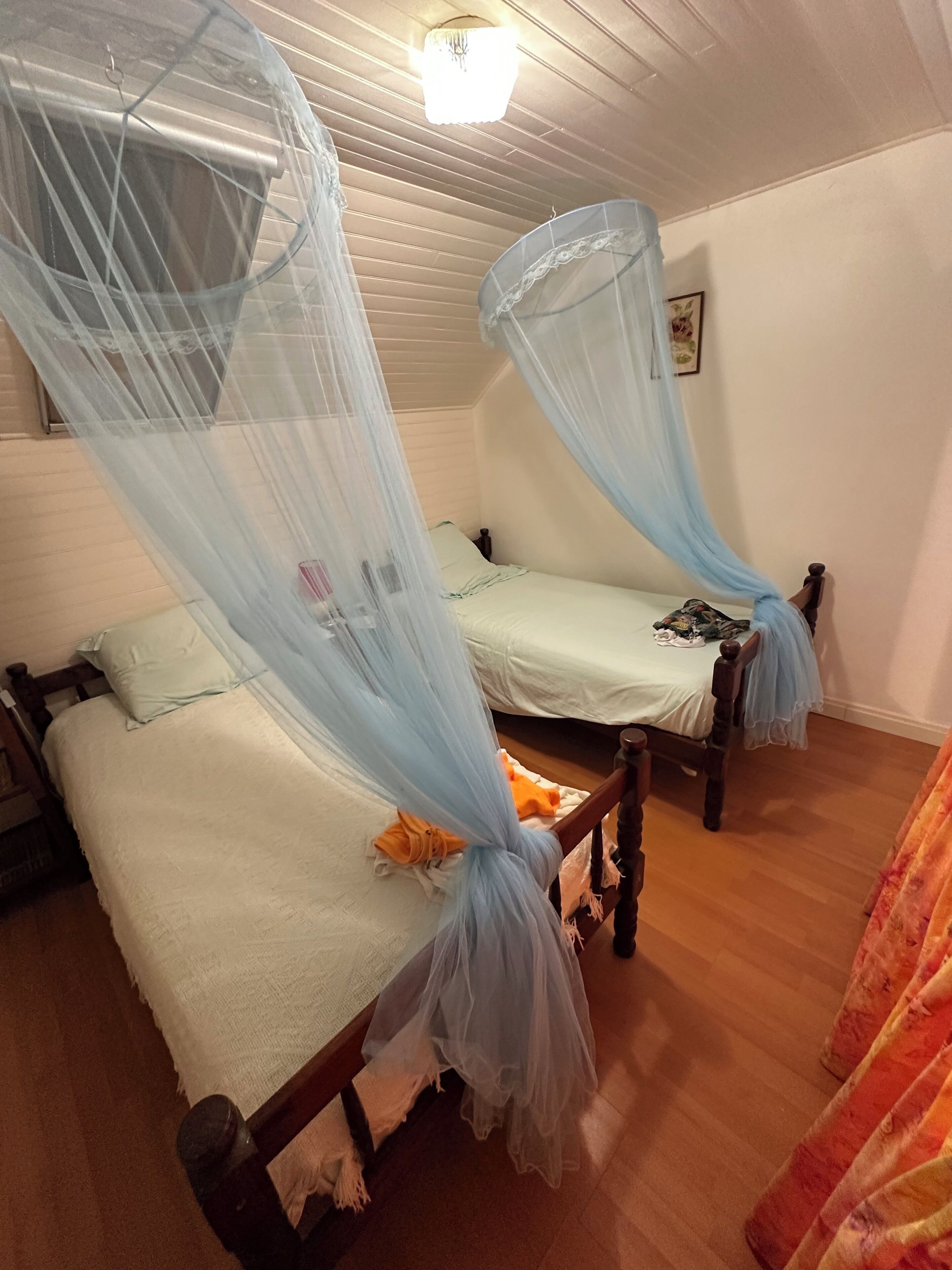 2 habitaciones, tabla de planchar con plancha y acceso a internet 