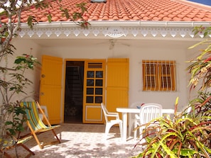 Outdoor dining - AN ANVI, vacation home 400m from the sea (Sainte-Anne)