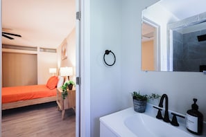 Douche, serviettes fournies, savon, papier toilette