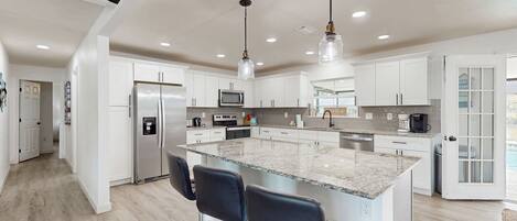 Køleskab, mikrobølgeovn, ovn, kogeplade