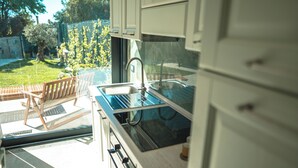 A kitchen with a window overlooking a garden. - Il Piccolo Paradiso - Acero - by Be Your Home (Civitavecchia)