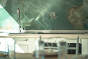 Fridge, oven, stovetop, coffee/tea maker